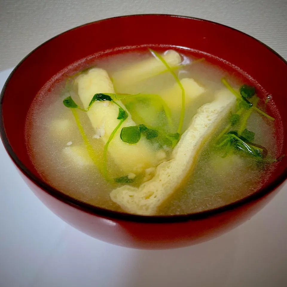 りさこさんの料理 油揚げと豆苗のお味噌汁|りさこさん