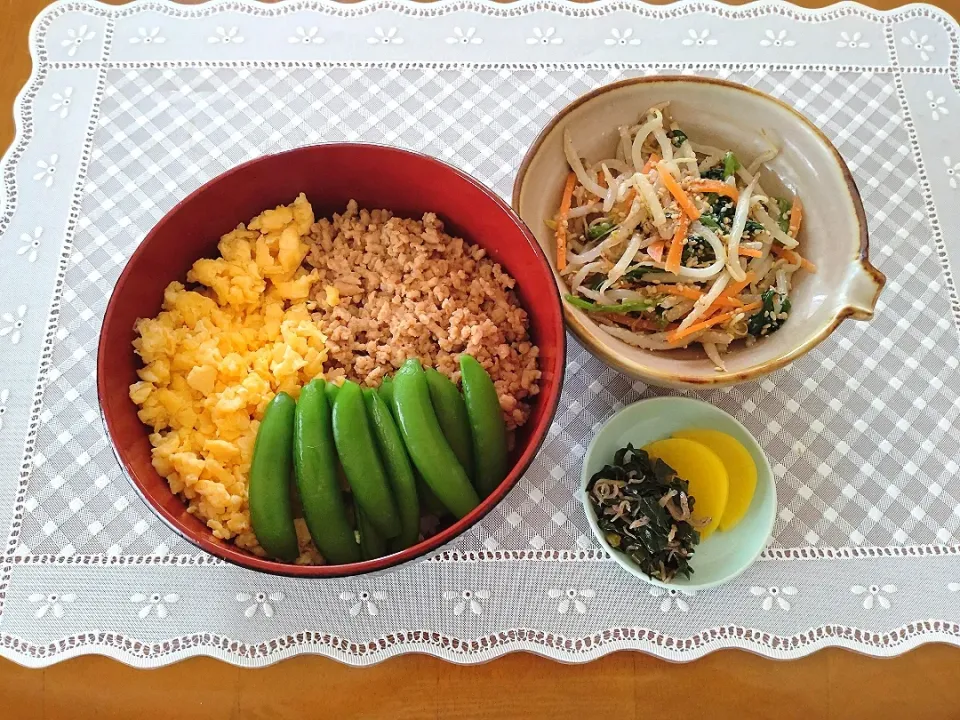 Snapdishの料理写真:☆三色丼
☆ゴマ和え
☆漬物|chikakoさん