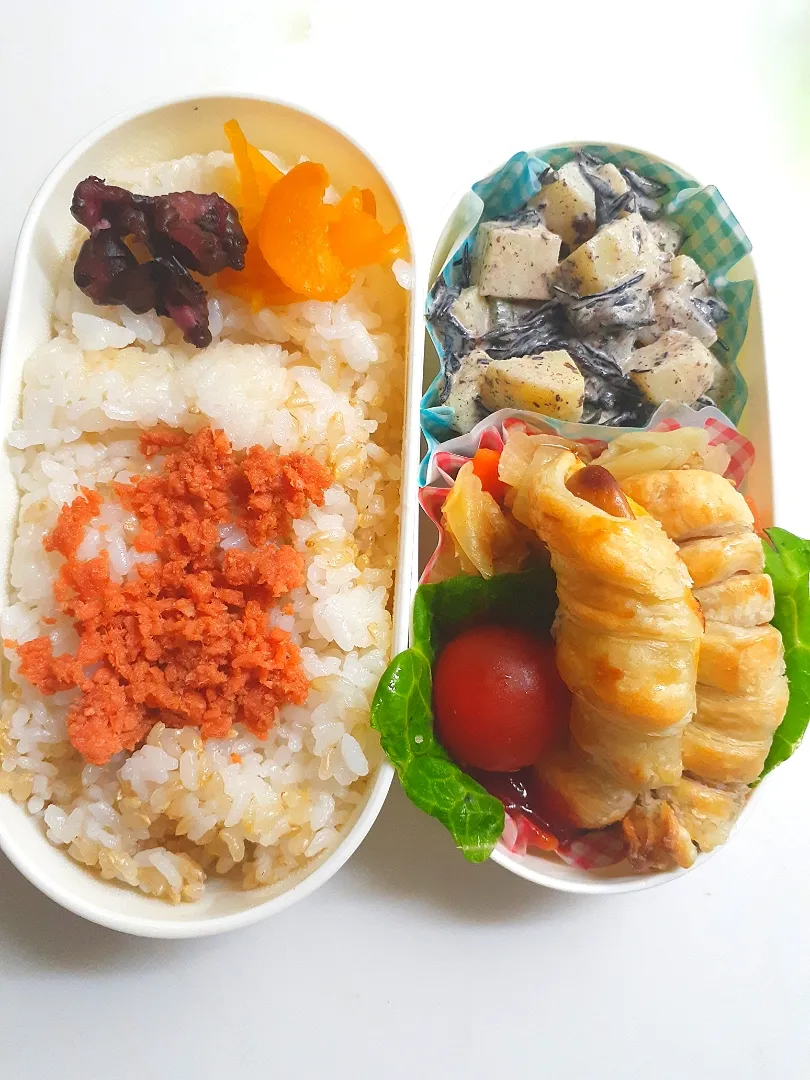 Snapdishの料理写真:☆中学生弁当☆あるもので。玄米入りごはん(鮭、ツボ漬け、赤しば)ひじきじゃがいもサラダ、野菜炒め、ミニトマト、ウィンナーパイ|ｼｮｺﾗさん