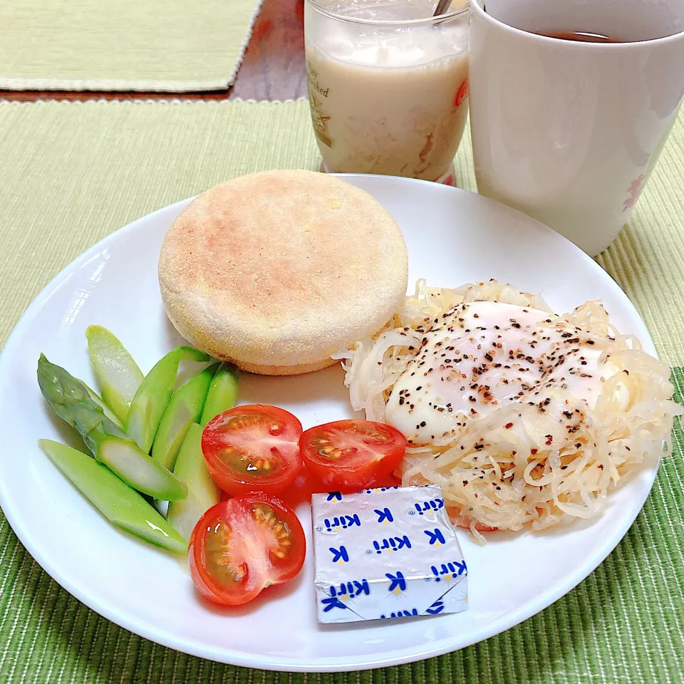 イングリッシュマフィンとキャベツの目玉焼き|akkoさん