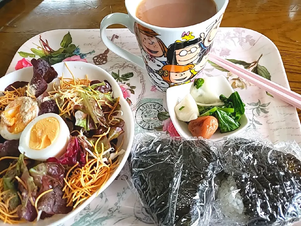 Snapdishの料理写真:🍙おにぎりは混ぜ込みワカメ|aiさん