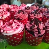 Snapdishの料理写真:Redvelvet and chocolate Cupcakes 🧁🧁|Dwi Siti Arifahさん