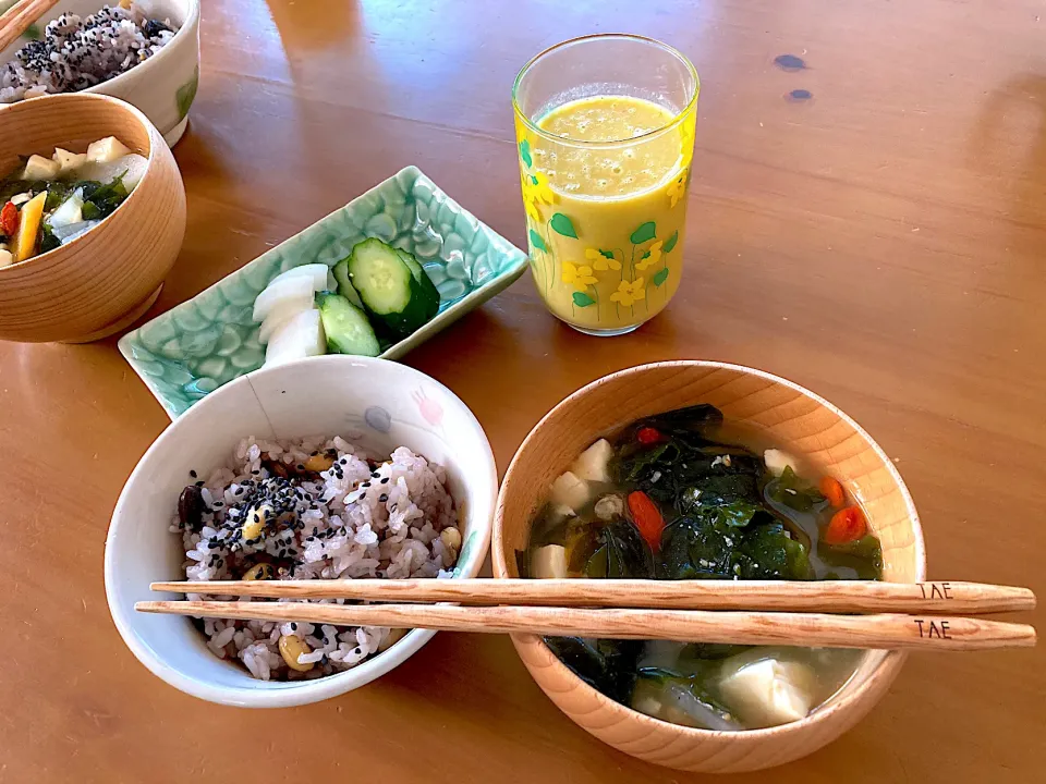 質素な朝ごはんー２種のお豆の炊き込みご飯、ワカメとおとうふのお味噌汁、自家製ぬか漬け、小松菜とオレンジと苺のスムージー(▰˘◡˘▰)|さくたえさん