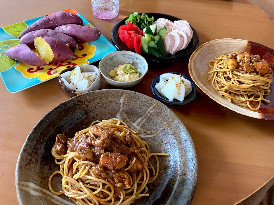 カレーリメイクパスタ🧡おうちシェフProでサラダチキンのサラダ🧡大根の甘酢漬け🧡オーブンとろとろ焼き芋🍠|さくたえさん