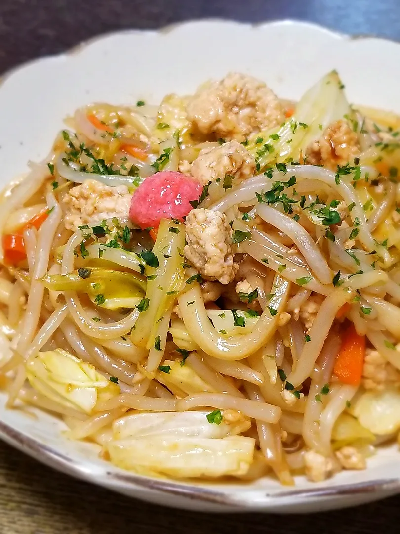 パパ作👨ゴロゴロ鶏ひき肉のソース焼きうどん|ぱんだのままんさん