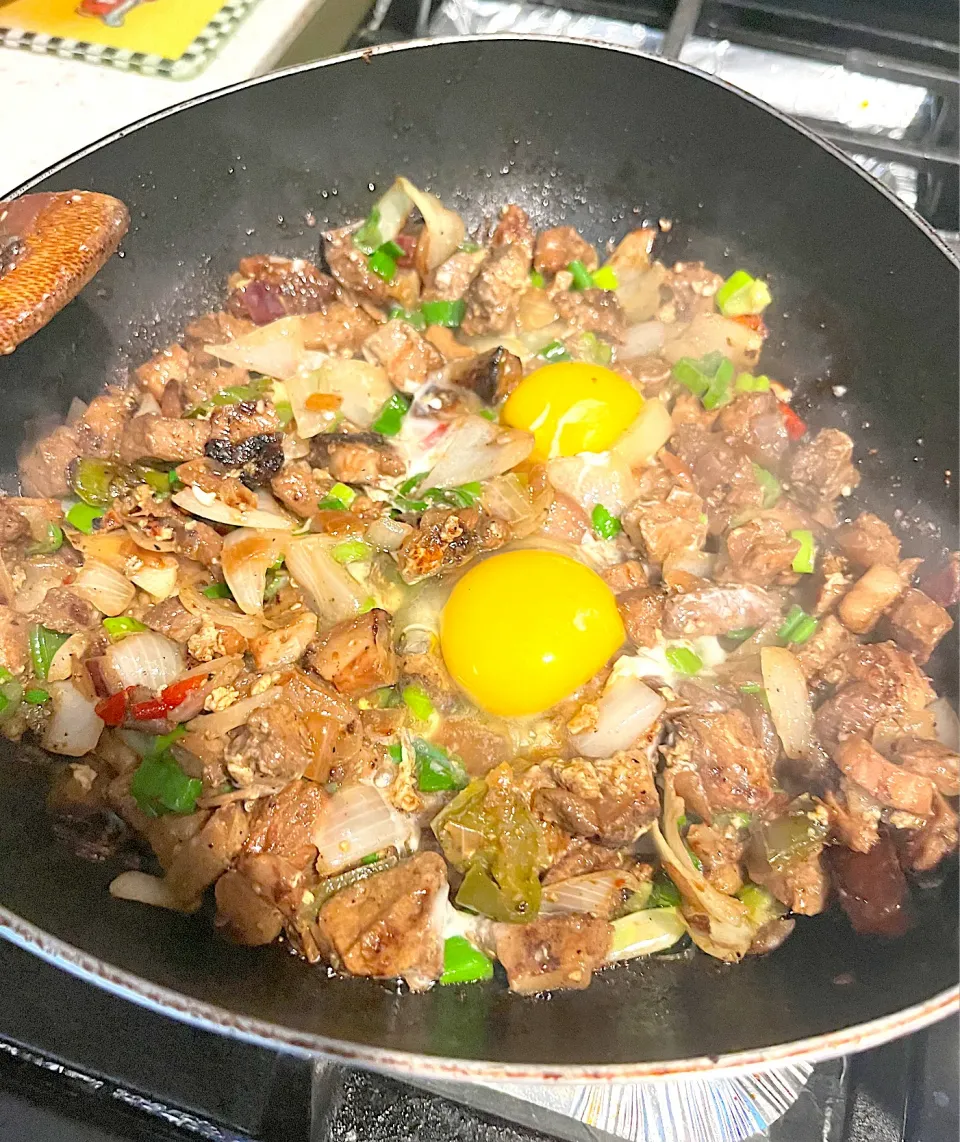 Sizzling sisig cooked in sautéed onions and bellpeppers, lemon juice, eggs, jalapeno chili|🌺IAnneさん