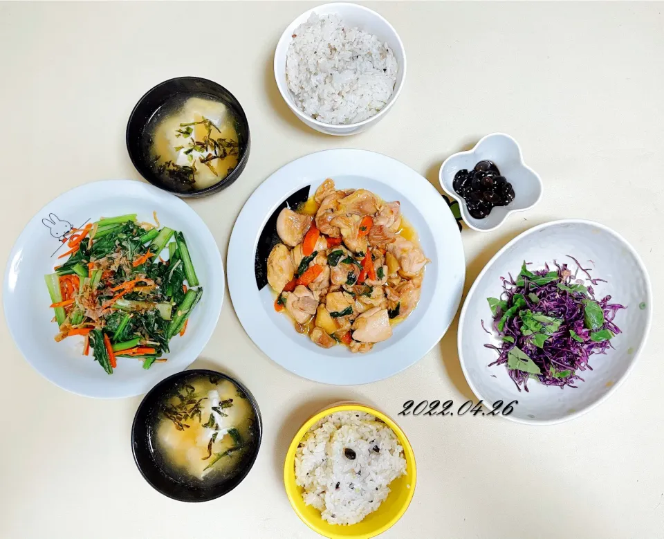 Snapdishの料理写真:🐤鶏肉の梅ポン酢炒め　🥬小松菜の和風炒め　🥗むらさきキャベツとルッコラのサラダ　🍒黒豆の煮物　🥣豆腐の味噌汁　🍚雑穀米ご飯|paku.pakuさん