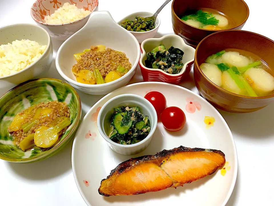 鮭の塩焼き　カブとひき肉の煮物　カブの葉と麩の味噌汁　カブの葉ふりかけ|ゆりえさん