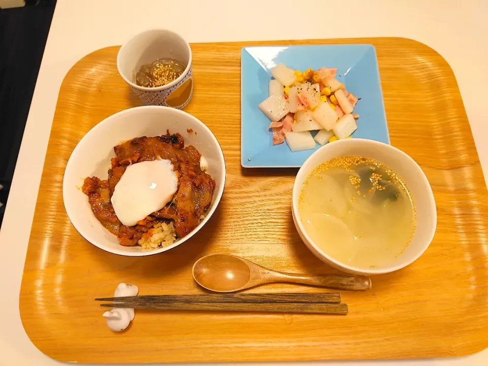 今日の夕食　味噌豚丼、大根とベーコンの炒めもの、わかめスープ、ところ天|pinknari🐰🌈さん