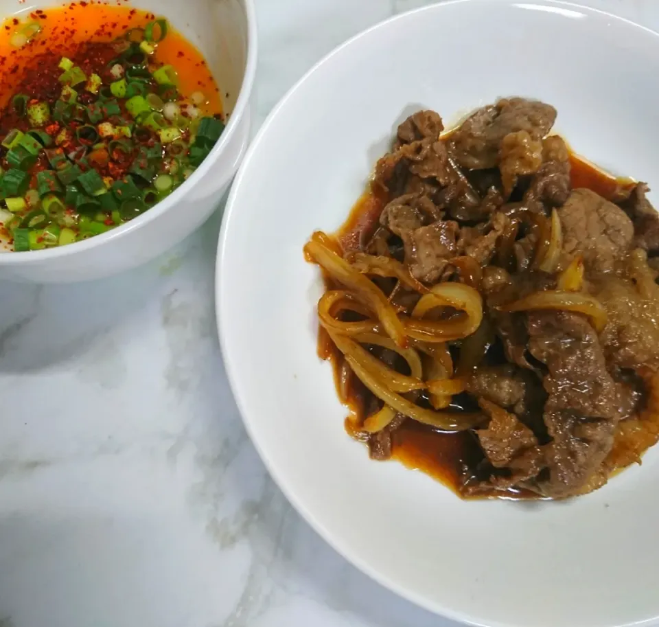 狸の宴シリーズ
春宵にタヌキが肉を焼く‼️

味付けはすき焼。
※野菜は玉葱のみ
添えるのは生卵と細ネギ唐辛子
( (*´▽｀)ﾉｼ激ウマ。

皆様と共に幸せを乾杯‼️
既にウォッカ→🥃ゞ(*´▽｀)っ🍻

写真、左舷11時方向の物体は生卵投下前の追い激辛味タレ～www|タヌキさん