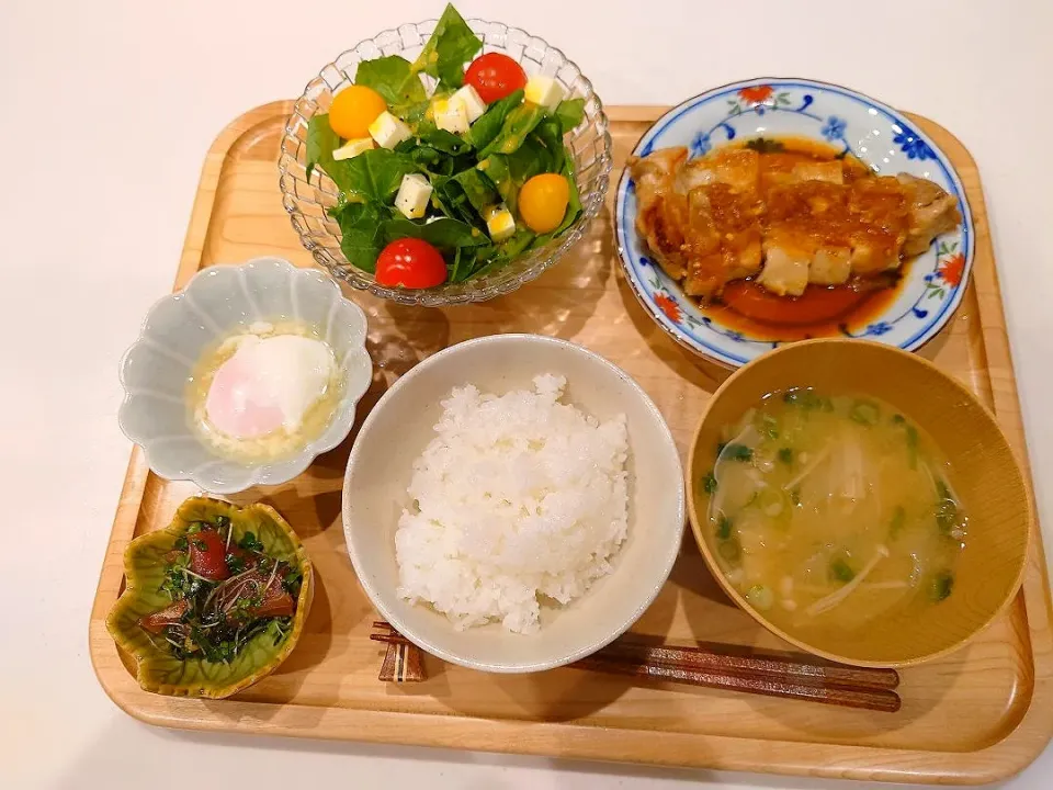 ポークソテー、鮪のわさび醤油和え、温泉卵、ほうれん草のサラダ、味噌汁|sorsmdさん