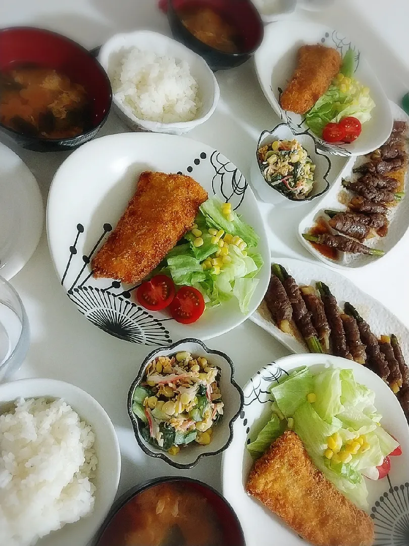 Snapdishの料理写真:夕食(*^^*)
牛肉肉巻き(アスパラ&ポテト)
カジキのフライ&サラダ🥗
きゅうりとワカメとカニカマコーンマヨドレサラダ
お味噌汁(花麩、卵、ワカメ)|プリン☆さん