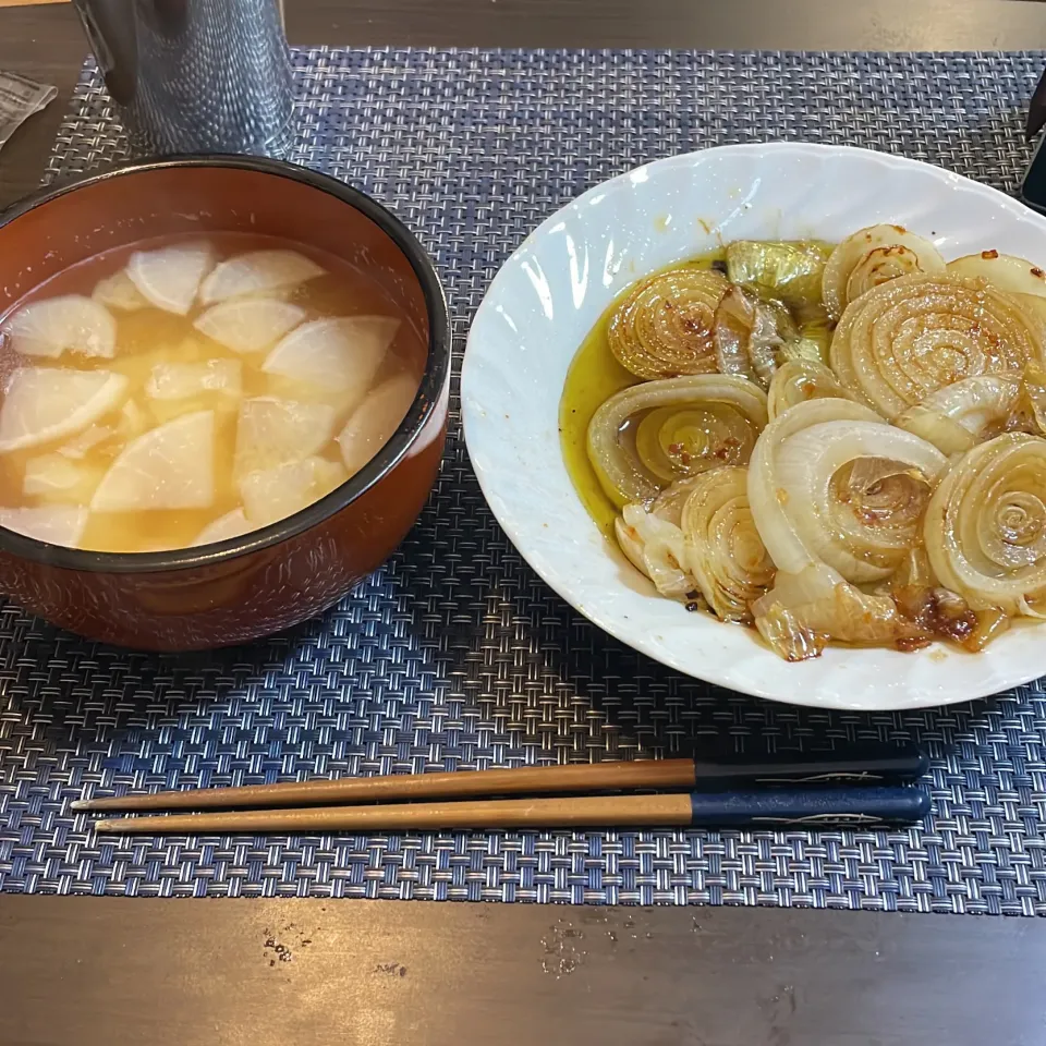 Snapdishの料理写真:焼きタマネギ・ジャガイモと蕪の味噌汁|a-parkさん