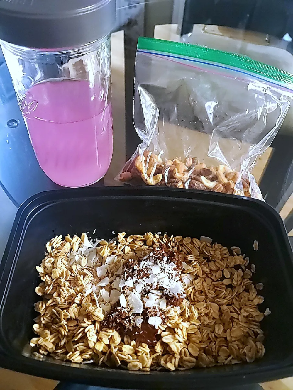 Oats, Coconut Flakes, Cinnamon, Bran, Hazelnut Almond Butter w Side of Nuts n Amino Drink|Ashさん