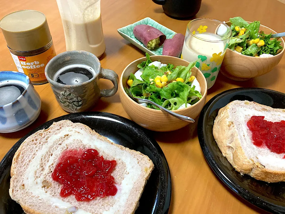 朝焼き胡桃食パン🍞とさくらんぼジャム🍒で練乳パン♡はんぺんのサラダ♡タンポポ珈琲♡バナナとデコポンと豆乳とアマニオイルのスムージー♡焼き芋|さくたえさん