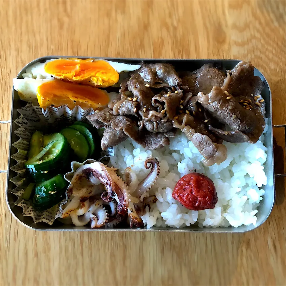 Snapdishの料理写真:サラ弁　　　　　　　　　　　　　　　　　　牛肉生姜炒め　烏賊げそ塩焼き　胡瓜の酢物　目玉焼き|じゅんさんさん