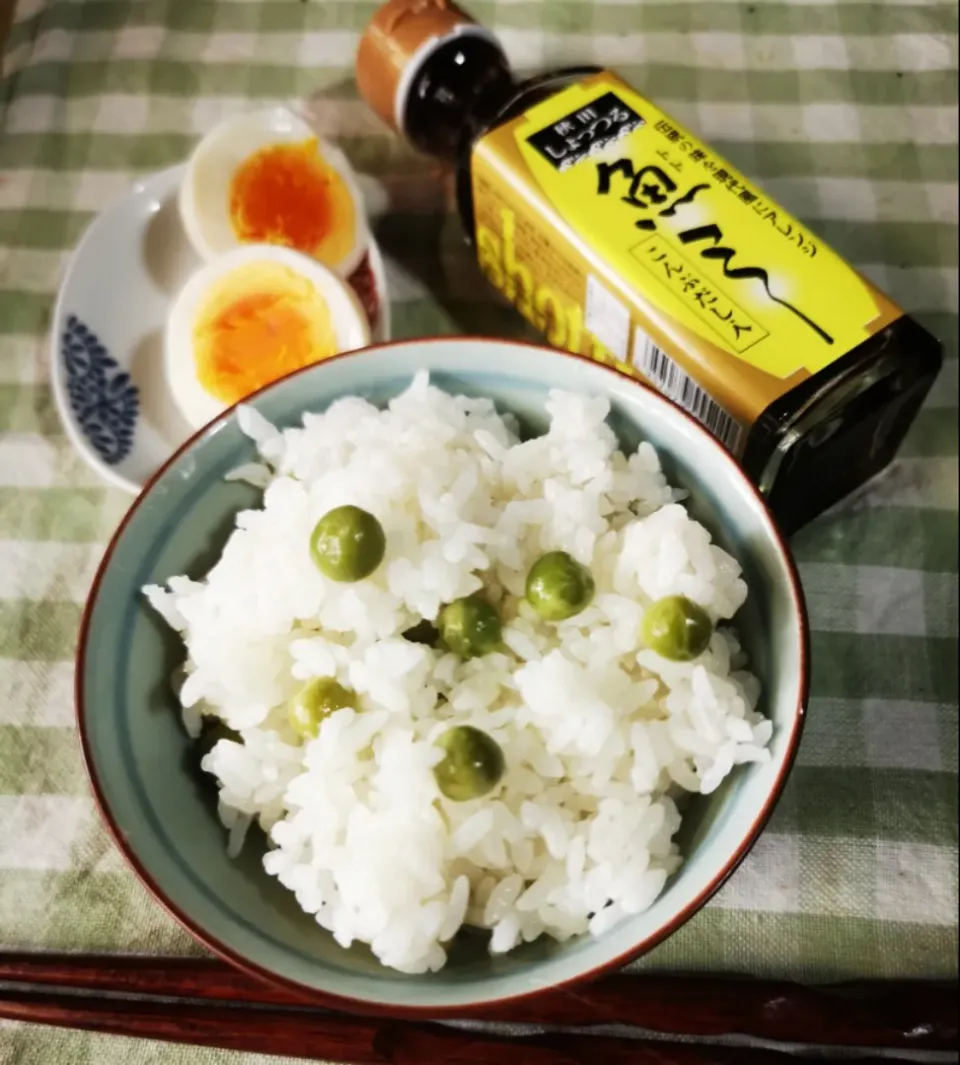 うすい豆ご飯と、ととみー漬け温玉👌グ〜です😀|ペンギンさん