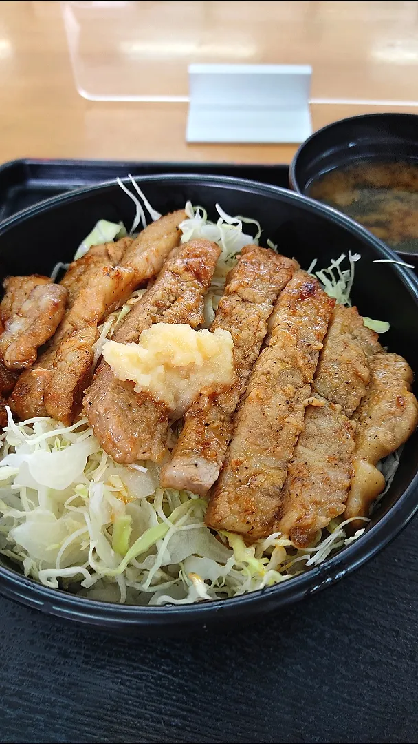 豚肉ステーキ丼 600円

沖縄の食堂と言えば最強食堂。
この強烈なネーミングはコスパが最強だから？
骨汁食べたかったけど土日限定だって。|Rピージャーさん