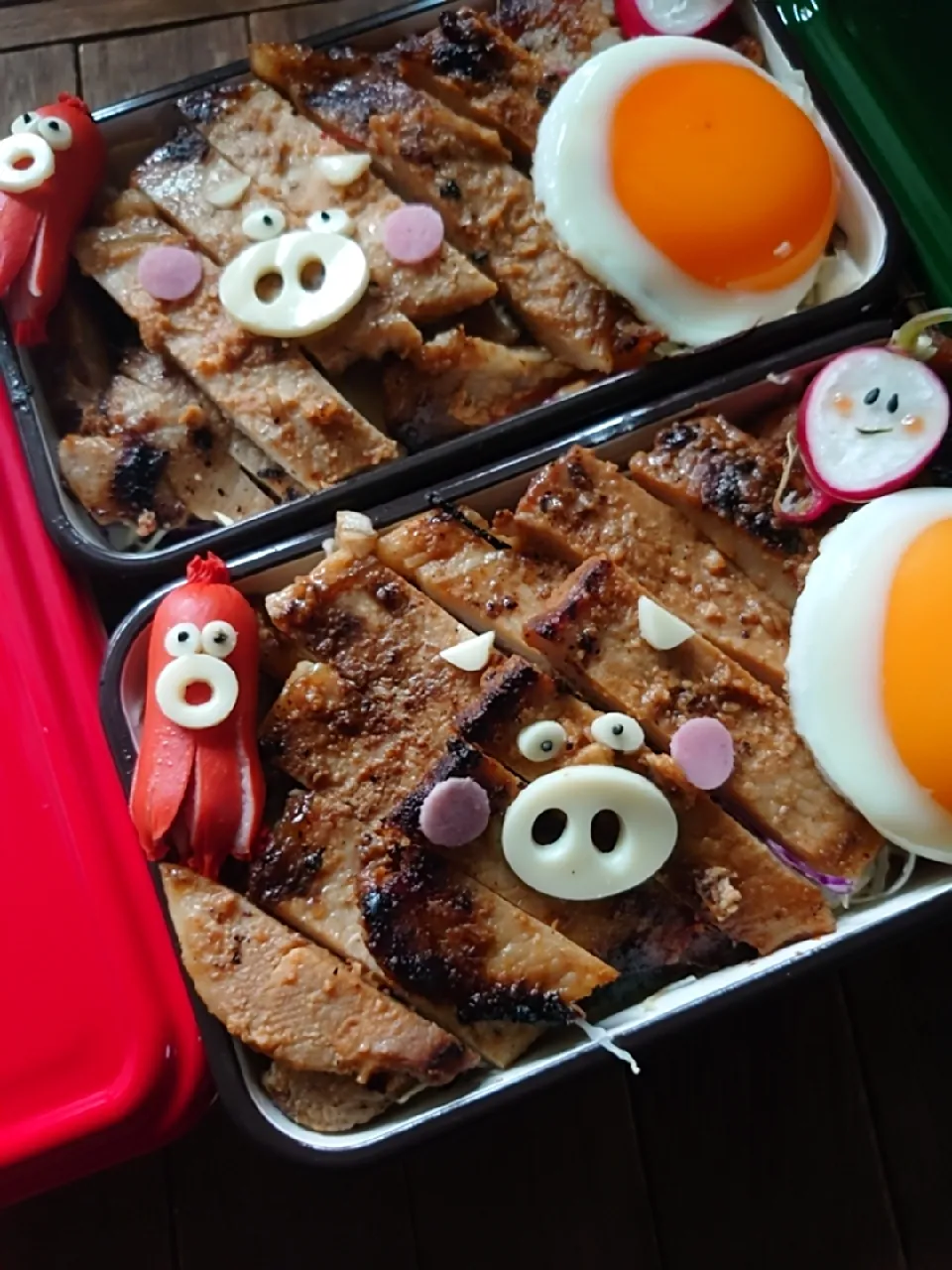 Snapdishの料理写真:漢の…自分用👔と妻用🎽見事に茶色い豚の味噌焼き弁当🍱|ᵏᵒᵘさん