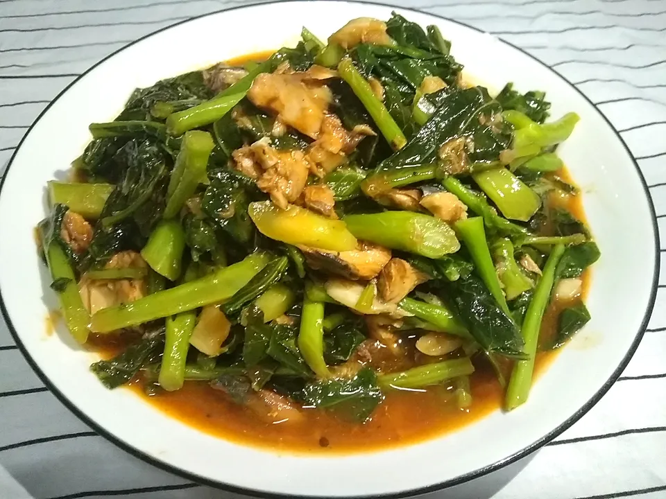 Snapdishの料理写真:Stir fried kale withdelicious cannedfish😋|โก๋หนุ่ม นะโม ลูกเต๋าさん