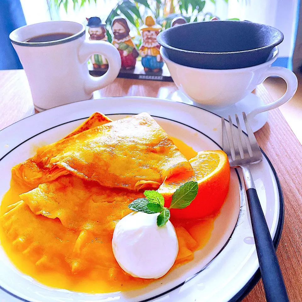 かなり遅めのティータイム　　☕️コーヒーのお供はオレンジ風味の🍊クレープシュゼット　さっさと食べなきゃ💦|Sの食卓さん