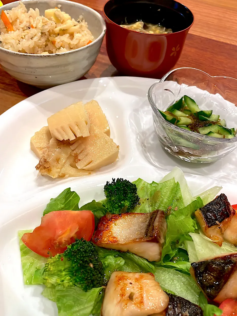 鯖サラダ　筍煮物　もずく酢　筍ご飯　きのことほうれん草の卵味噌汁|とゆあさん