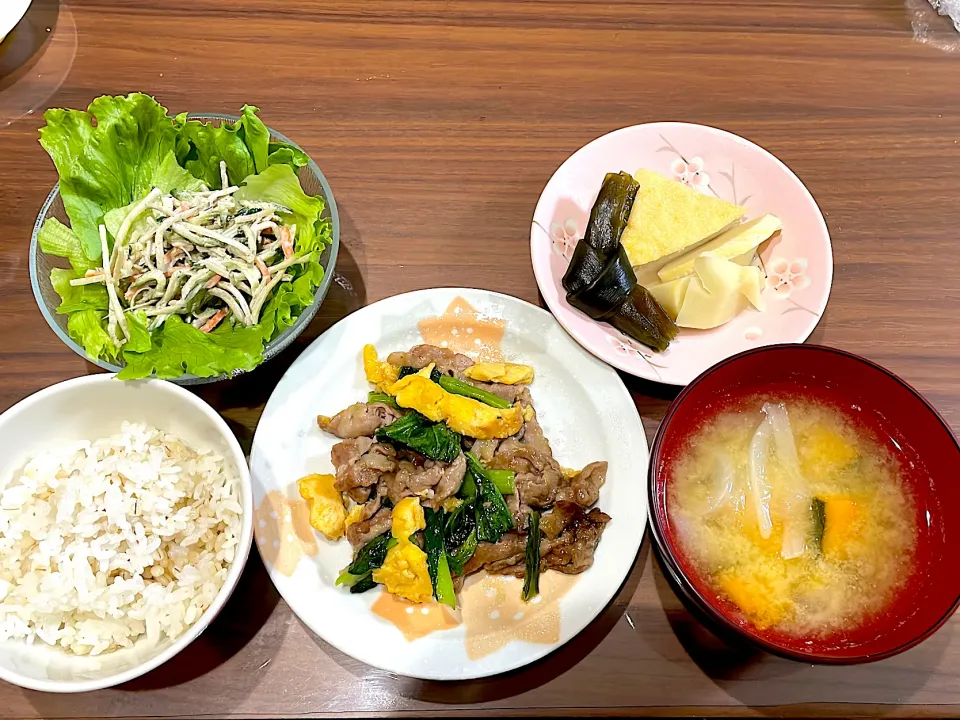 小松菜と豚肉の卵炒め　かぼちゃと玉ねぎの味噌汁　筍の煮物　ごぼうサラダ|おさむん17さん