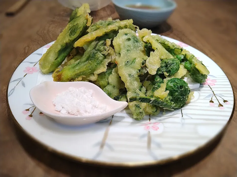 Snapdishの料理写真:たらの芽とこごみの天ぷら|古尾谷りかこさん