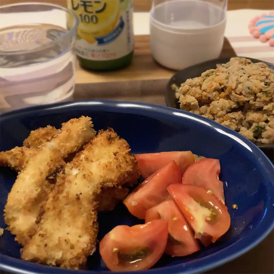 鶏むね肉のやわらかチキンカツと卯の花とトマト♡|gunlove❤さん