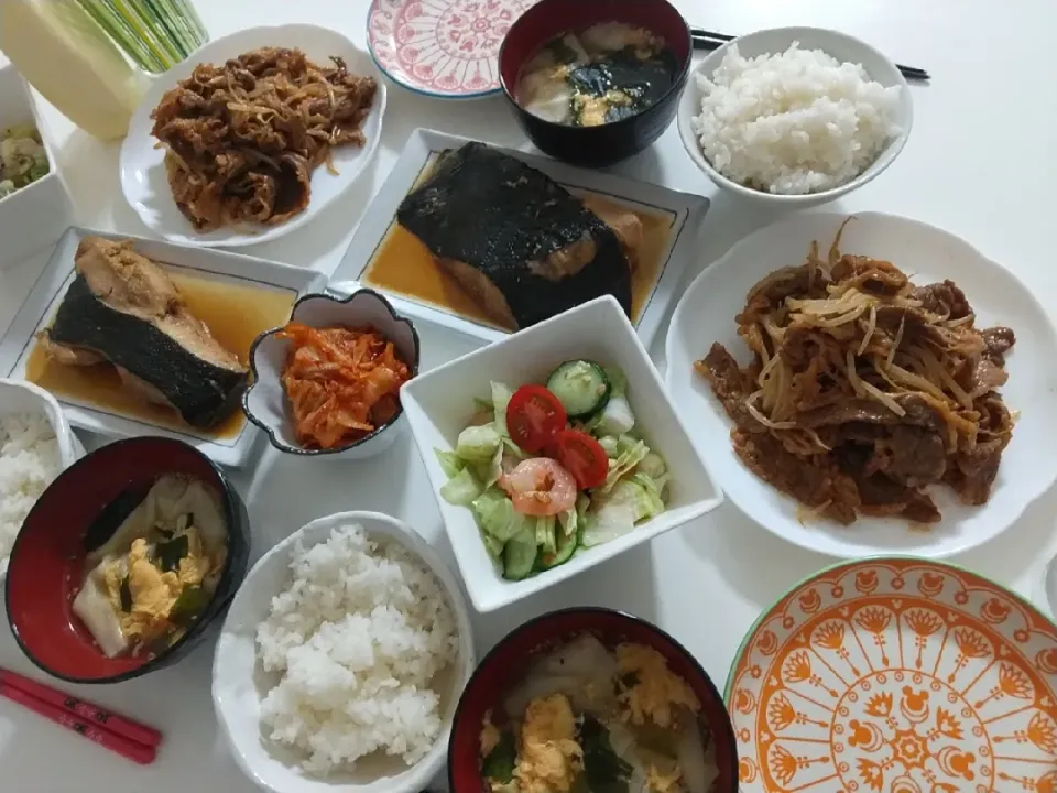 夕食(*^^*)
牛肉ともやしの甘辛炒め
カレイの煮付け
海老とレタスとトマトのシーズニングサラダ🥗
キムチ
ワンタンスープ(卵、ワカメ)|プリン☆さん