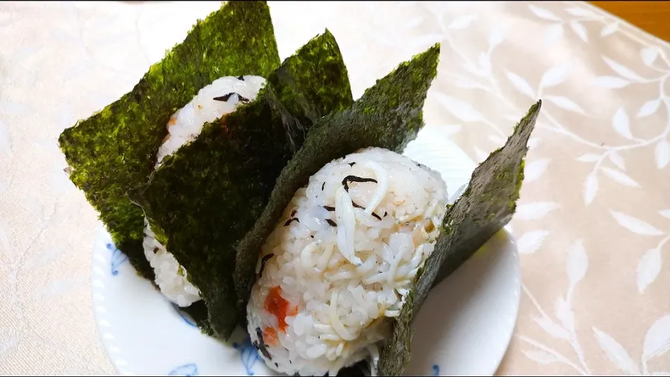 Snapdishの料理写真:4/27の夜勤弁当
しらすと梅干しのおにぎり🍙|卯月さん