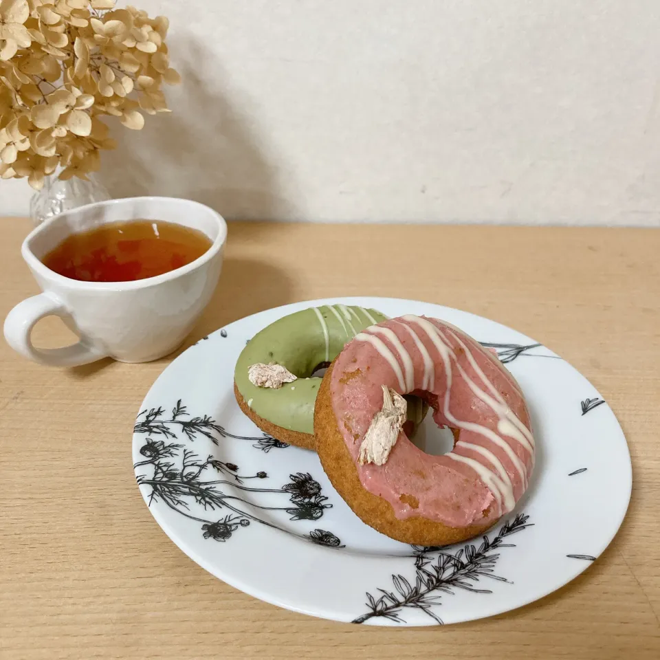 さくらストロベリーとさくら抹茶🍩☕️|ちゃみこさん