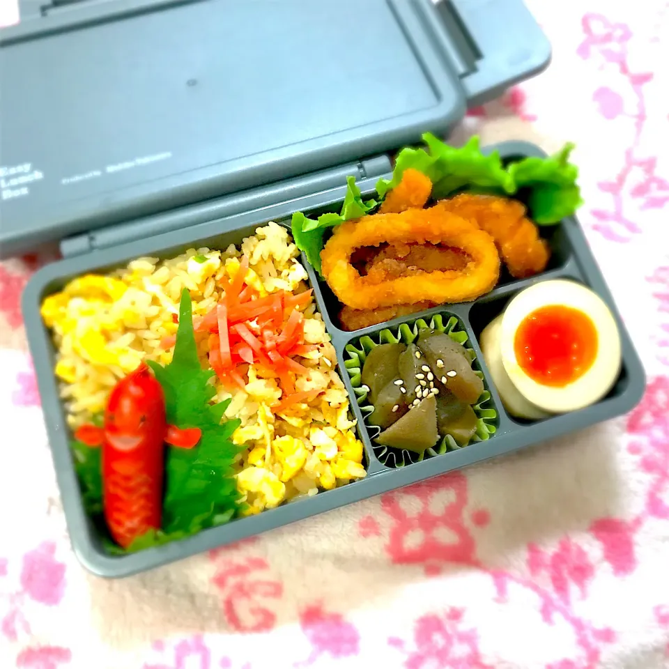 SJK弁当🍱〜チャーハン・イカ唐揚げ・漬けゆで玉子・こんにゃくピリ辛煮・ソーセー人|華恋さん