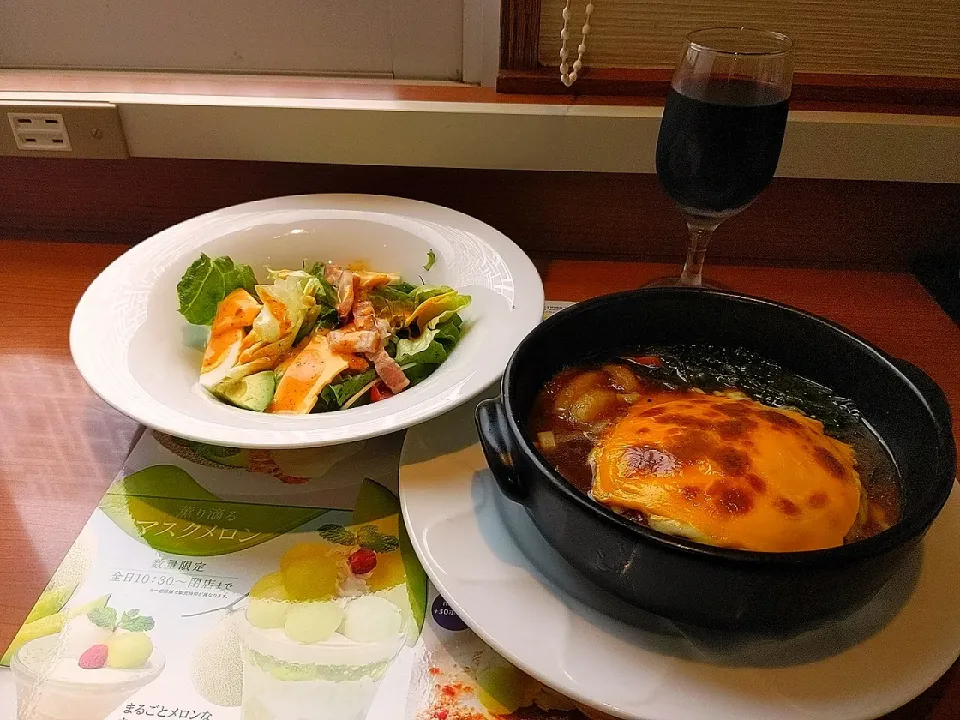 Snapdishの料理写真:夜勤明け
休み穴あき靴を新着買いに行った帰りに近所のデニーズで新作ハンバーグ（あめいろ玉ねぎソース）を赤ワインとコブサラダと|Tarou  Masayukiさん