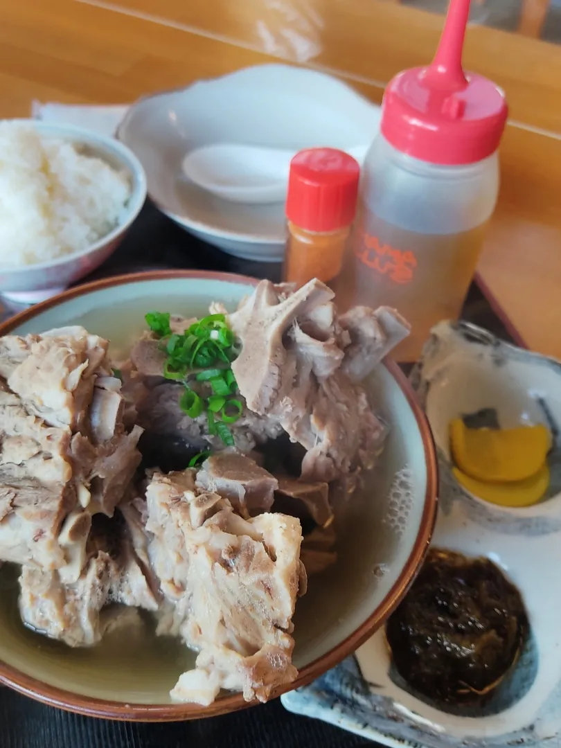 Snapdishの料理写真:骨汁セット 600円

骨汁とは、沖縄そばのスープで使用した豚ガラを汁物に仕立てた料理。
食べ方はというと...骨をひたすらしゃぶる、しゃぶる、骨の周りの小片の肉を味わいながらしゃぶり尽くす。
これが美味い！
そして、しゃぶり尽くした骨の行く末というと、我が家の愛犬のおやつとさせていただいとります。|Rピージャーさん