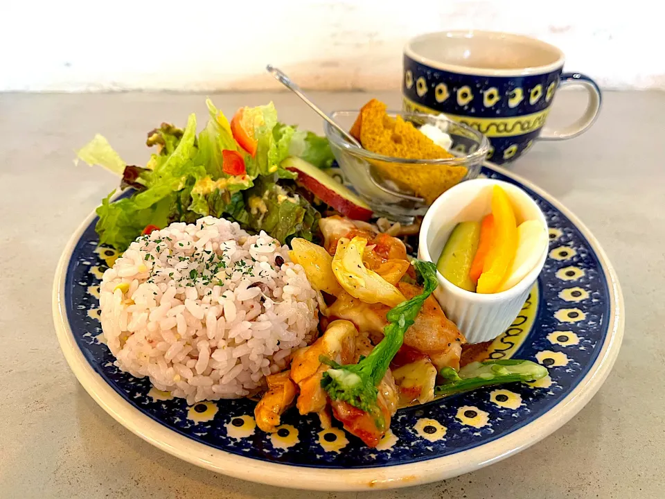 Snapdishの料理写真:日替わりランチ🥢 友安製作所 阿倍野|ナナさん