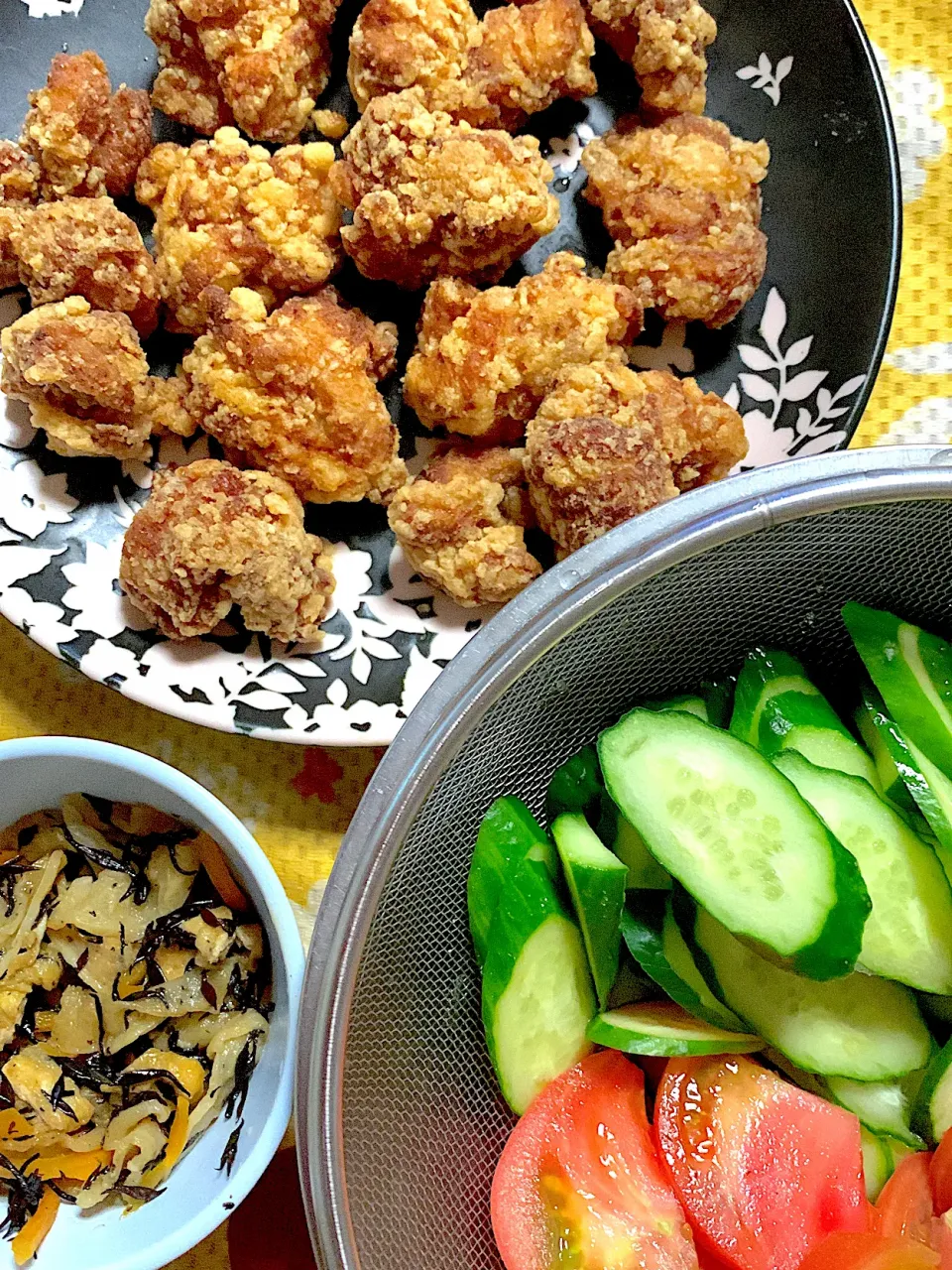 切り干し大根とヒジキの炒め煮　サラダ🥗　唐揚げ|掛谷節子さん