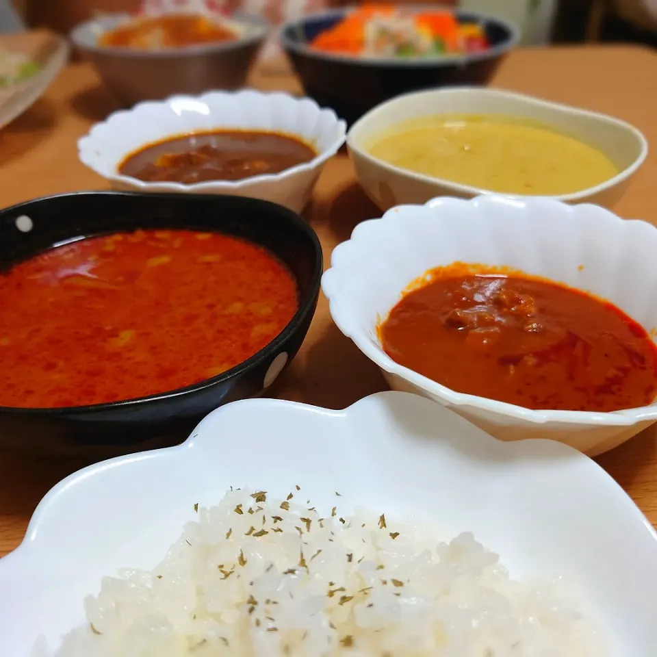 Snapdishの料理写真:【夜ごはん】
無印カレー食べ比べ
生野菜サラダ(玉ねぎ、人参ﾄﾞﾚｯｼﾝｸﾞ)
福神漬け|Rie*さん