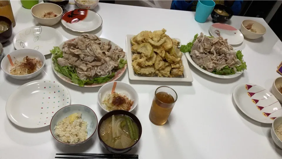 晩御飯(^^)☆冷しゃぶサラダ☆新玉ねぎのサラダ☆筍の天ぷら☆筍ご飯☆みそ汁（厚揚げ、新玉ねぎ、大根、絹さや）|Saharaさん