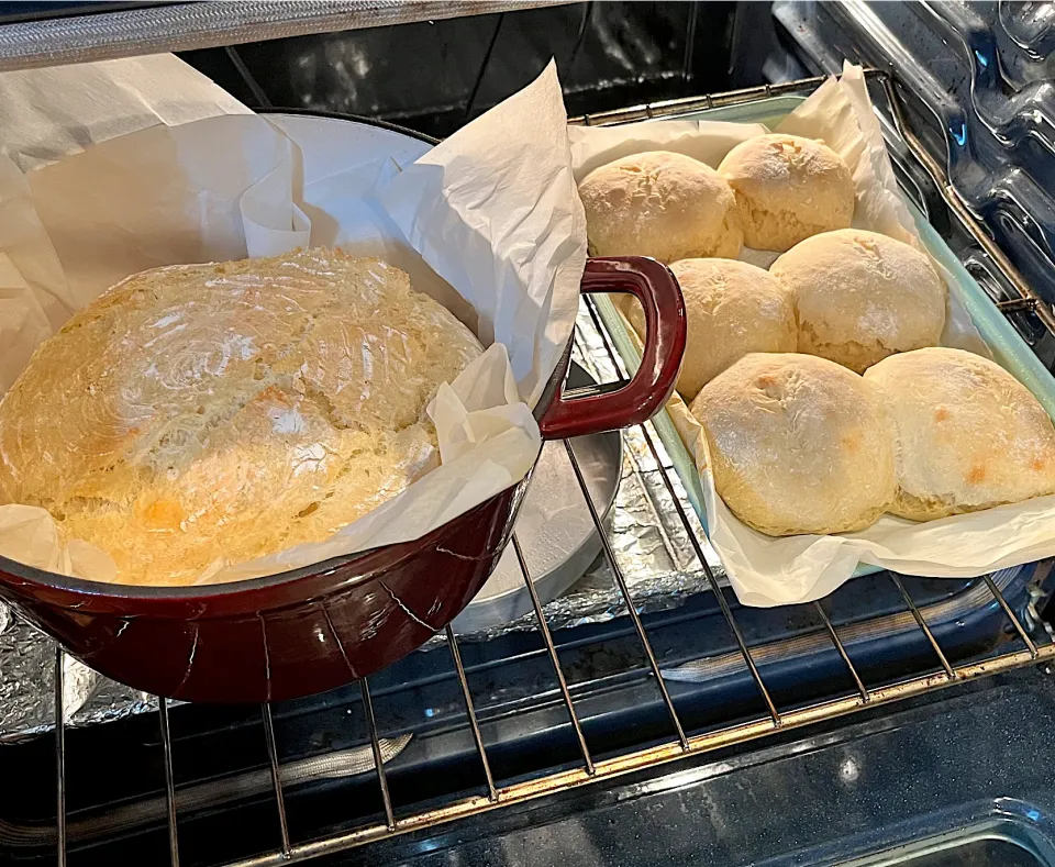 Snapdishの料理写真:Hot and fresh from the oven♨️ rustic boule bread and mini burger buns|🌺IAnneさん