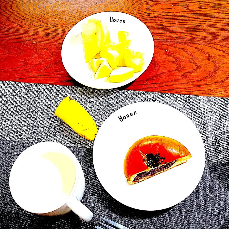 4月 28日　朝ごはん　あんぱん、カフェオレ、林檎、バナナ|yakinasuさん