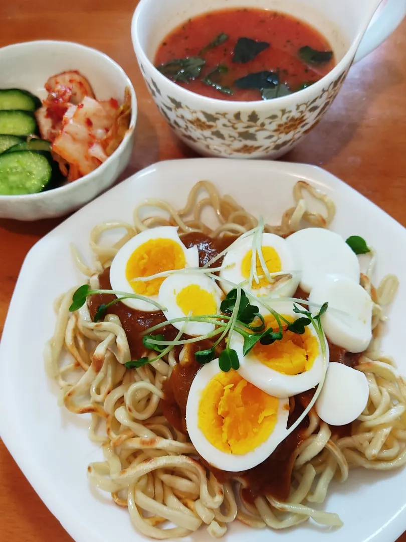 キーマカレー沖縄そば

ちぢれ麺の沖縄そばを炒めてから、キーマカレーとゆで卵をのっけました。|Rピージャーさん