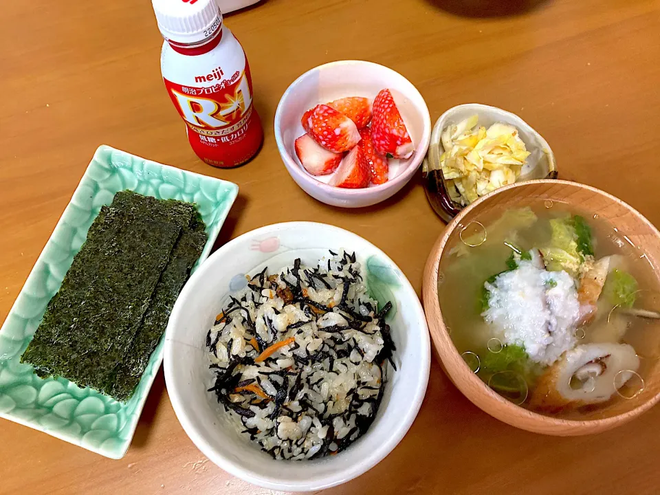 朝ごはん♡ひじきご飯、焼きのり、乾燥しじみと竹輪と白菜のお味噌汁、春キャベツのマリネ、苺ミルク、R-1꒰ ♡´∀`♡ ꒱|さくたえさん