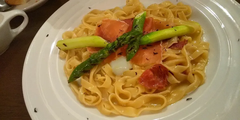 生ハムとアスパラガス
トリュフかげの
タリアテッレ🍝|さくらんぼさん