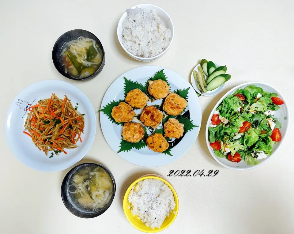 🐤鶏肉のしそつくね　🥕にんじんとごぼうのきんぴら　🥗レタスと豆腐のサラダ　🥒きゅうりと小松菜の糠漬け　🥣切り干し大根と海藻の味噌汁　🍚雑穀米ご飯|paku.pakuさん