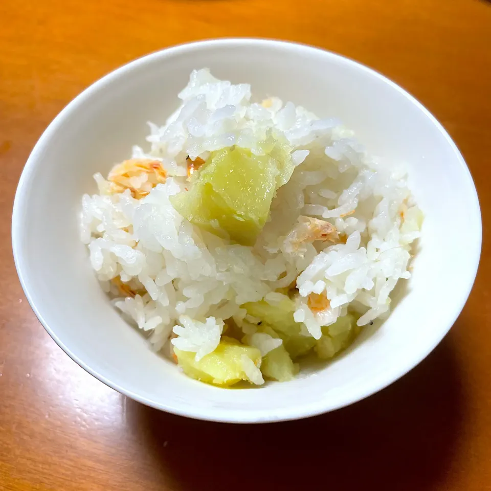 Snapdishの料理写真:じゃがいもと桜えびの炊き込みご飯|久美子さん