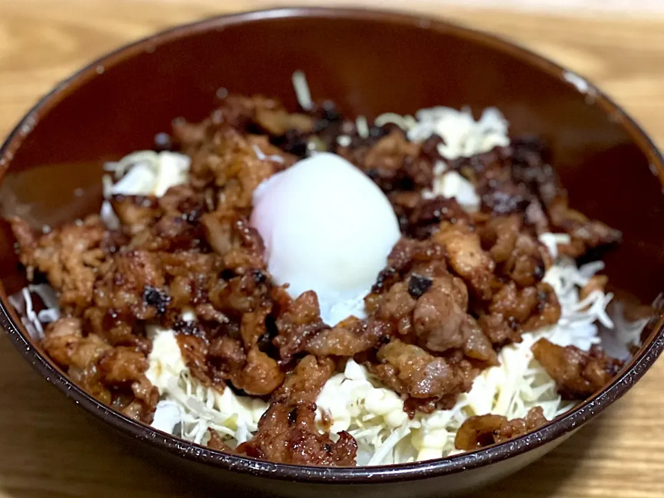 Snapdishの料理写真:☆温玉のせにんにく味噌味の豚丼|まぁたんさん