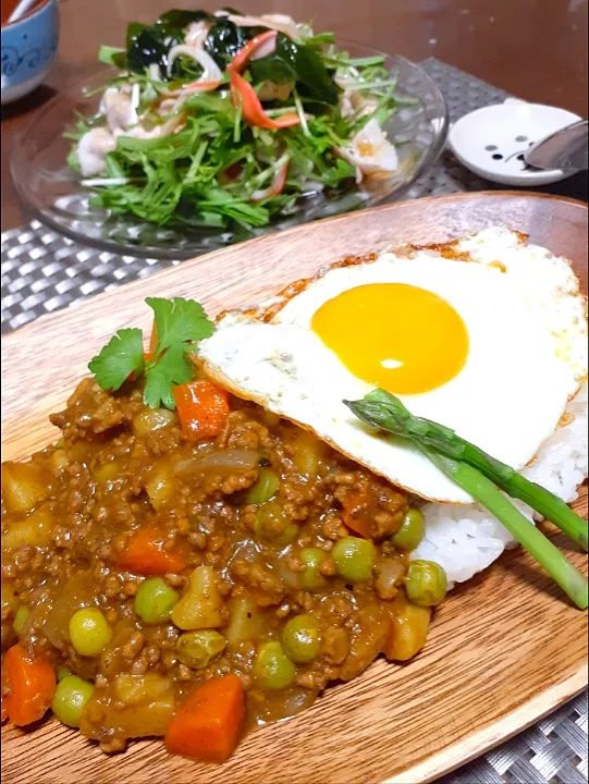 Snapdishの料理写真:春野菜のキーマカレー🍛

豚肉とワカメのサラダ🥗|びせんさん