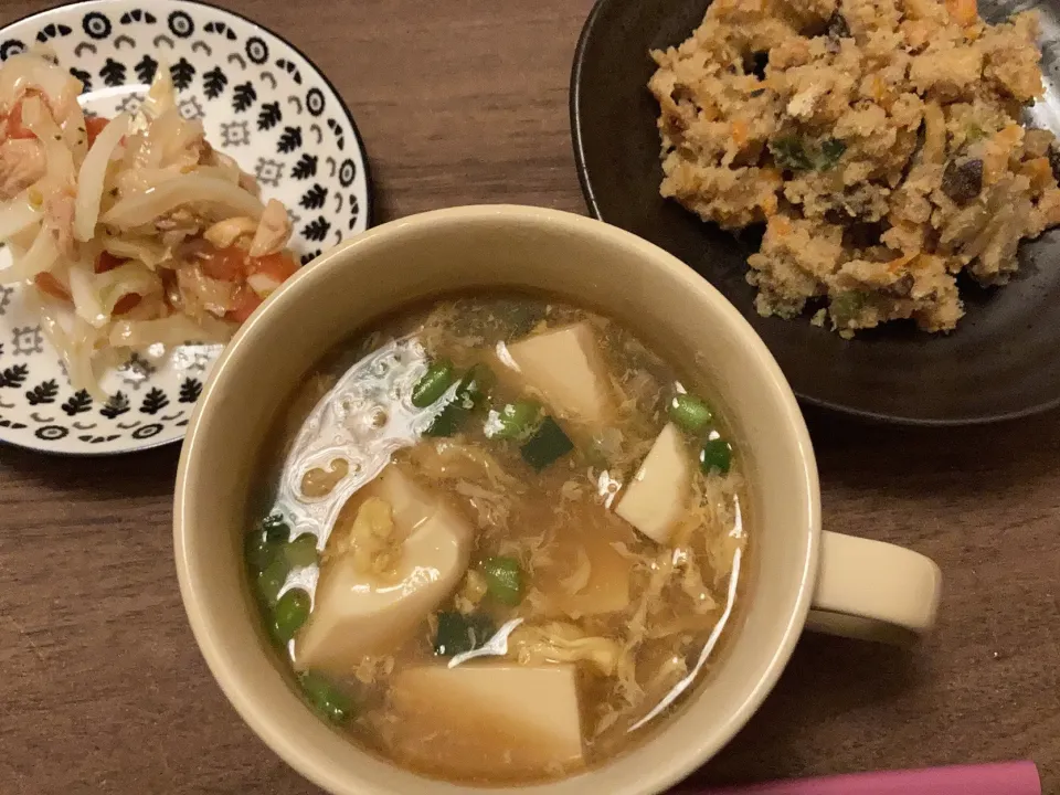 Snapdishの料理写真:お豆腐と玉子の温かいやつ🍲卯の花❁⃘新玉ねぎとトマトとツナのサラダ🥗|gunlove❤さん