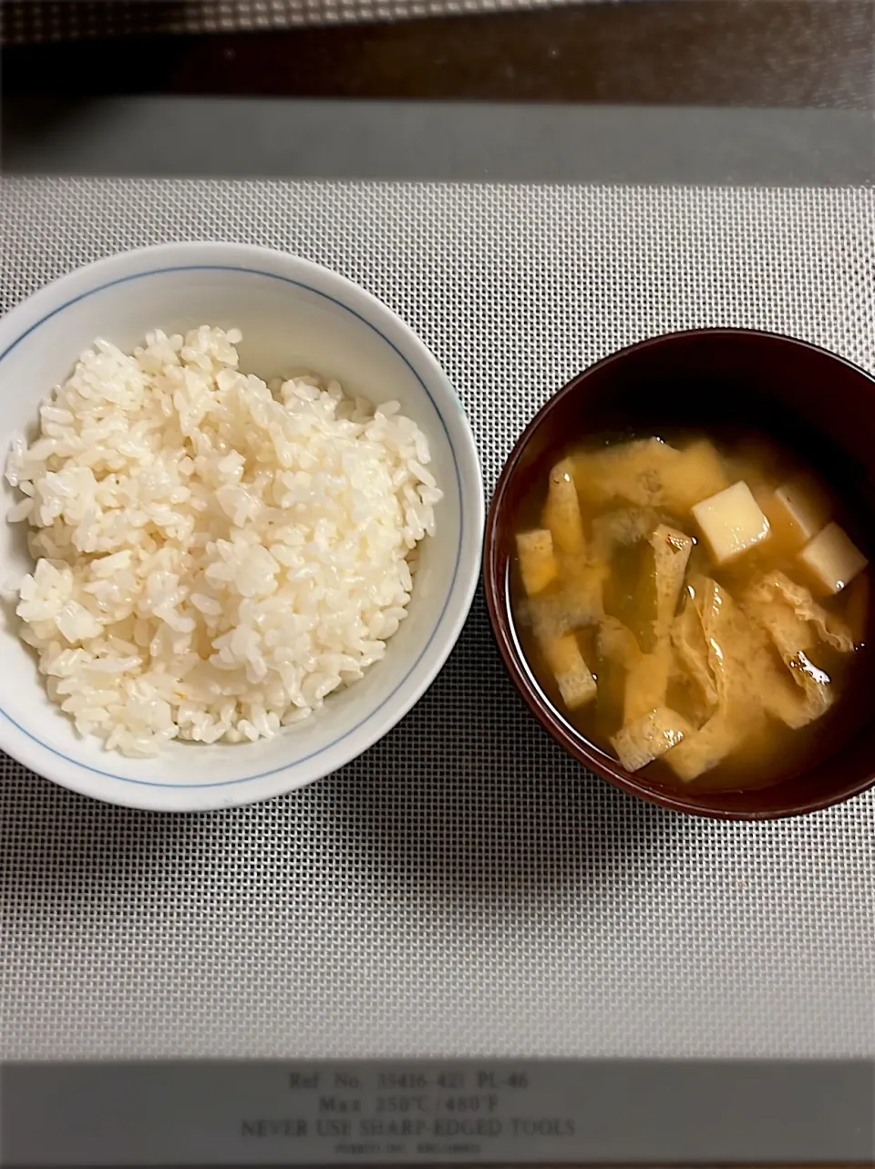 晩御飯の続き　ご飯と豆腐とお揚げとわかめのお味噌汁|amanojakuさん